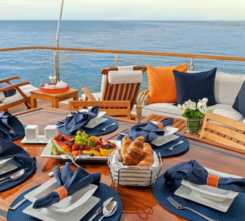 yacht club dining options
